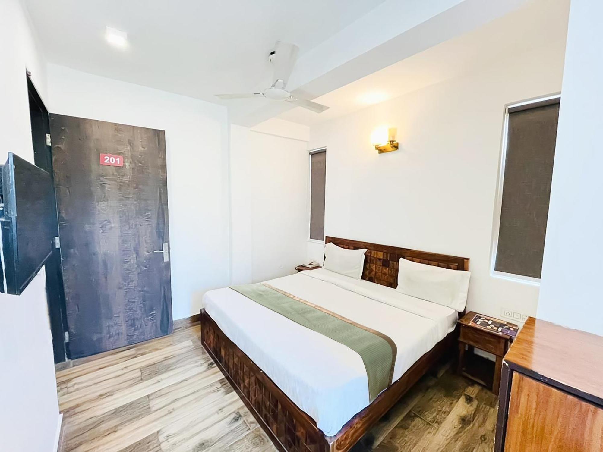 Hotel Blu - Saket Dlf Avenue Нью-Дели Экстерьер фото