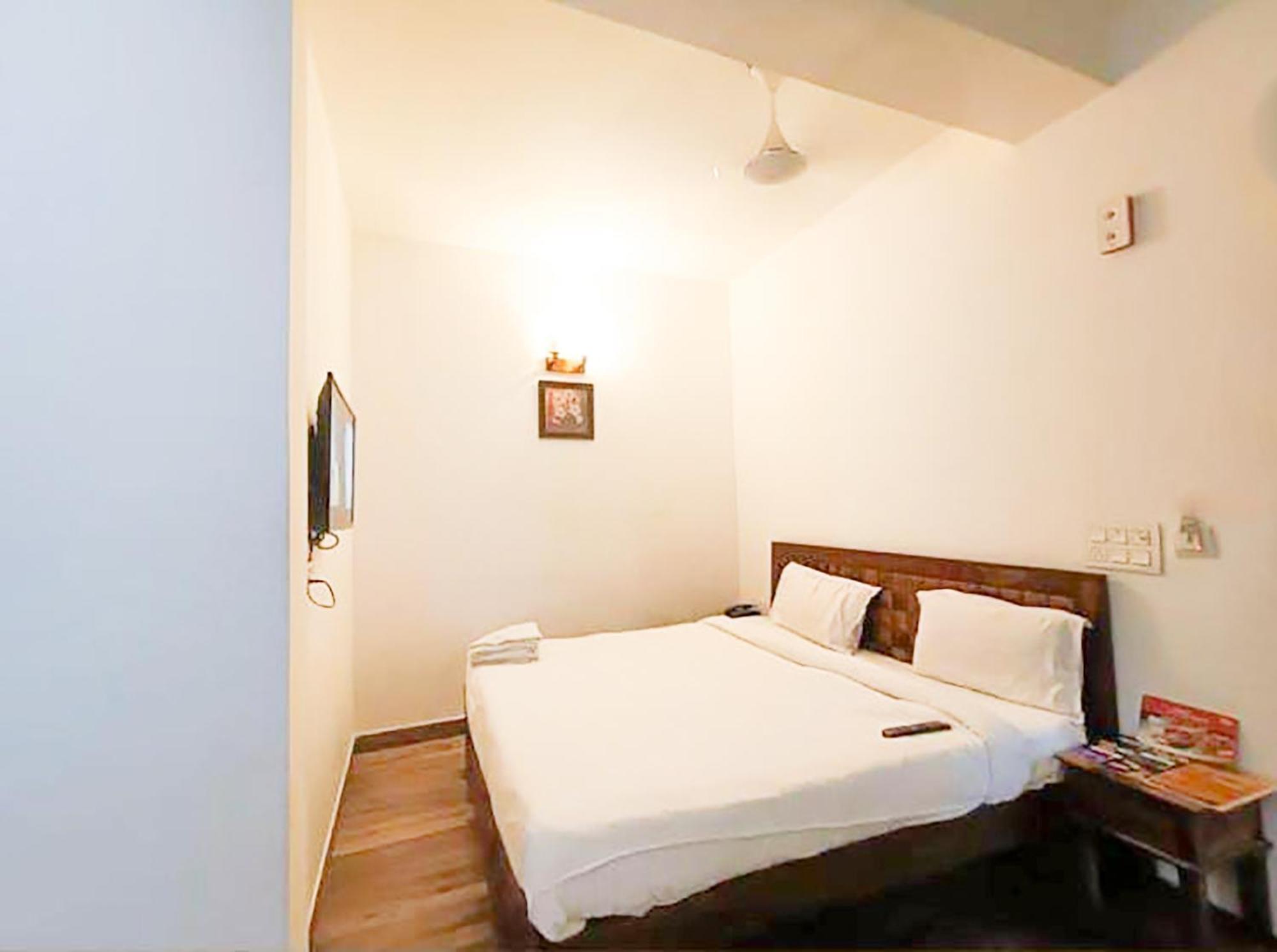 Hotel Blu - Saket Dlf Avenue Нью-Дели Экстерьер фото